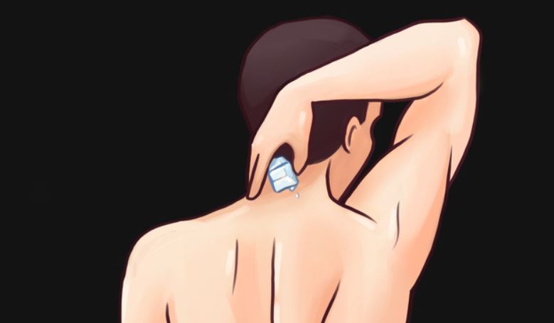 هذه فوائد وضع مكعب ثلج خلف الرقبة لمدة 15 دقيقة
