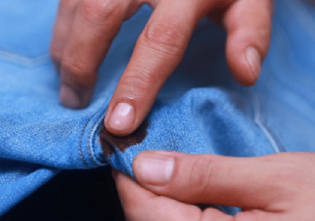طرق إزالة طلاء الأظافر من الملابس