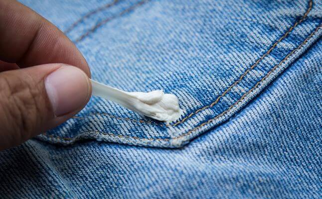 كيفية إزالة العلكة من الملابس