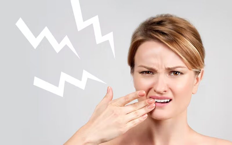 حساسية و ألم بعد تبييض الأسنان بالليزر وكيفية العلاج